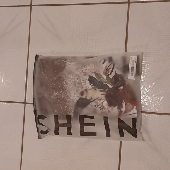 4/$80 New Purplish Pink Floral/Bull Print Tee - Size 4XL (US20) - NWOT - Picture 9 of 9